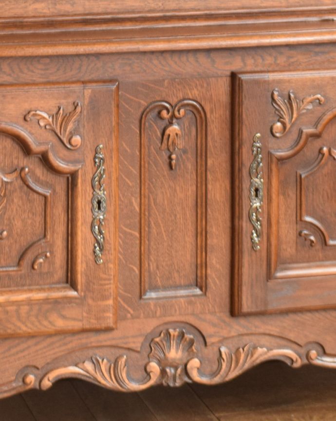 アンティークのキャビネット　アンティーク家具　フランスの豪華なアンティーク家具、大きなガラスキャビネット（食器棚）。下の木製扉も、鍵を引っかけて開閉します。(j-1854-f)