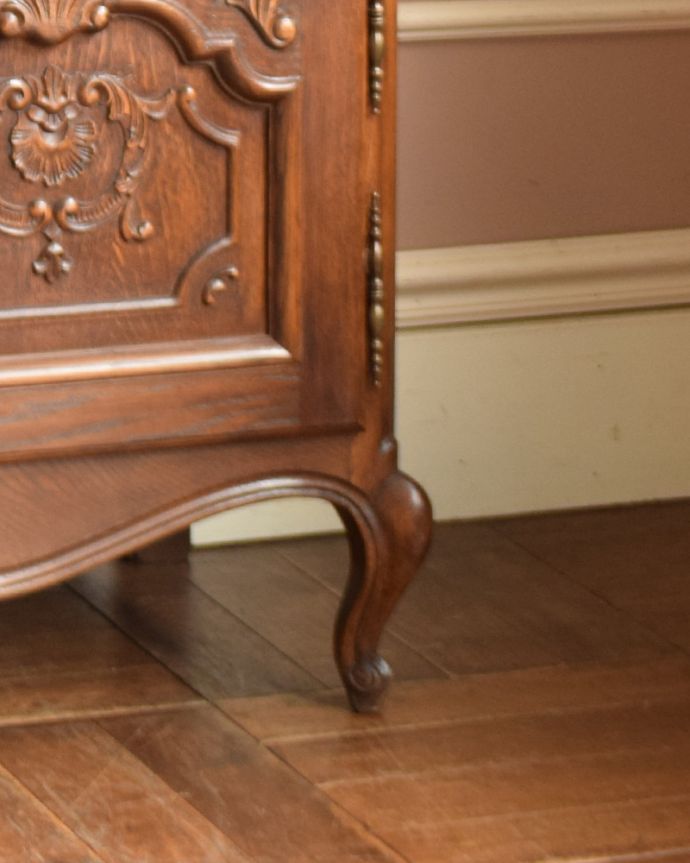 アンティークのキャビネット　アンティーク家具　フランスの豪華なアンティーク家具、大きなガラスキャビネット（食器棚）。脚も彫があって美しい形です。(j-1854-f)