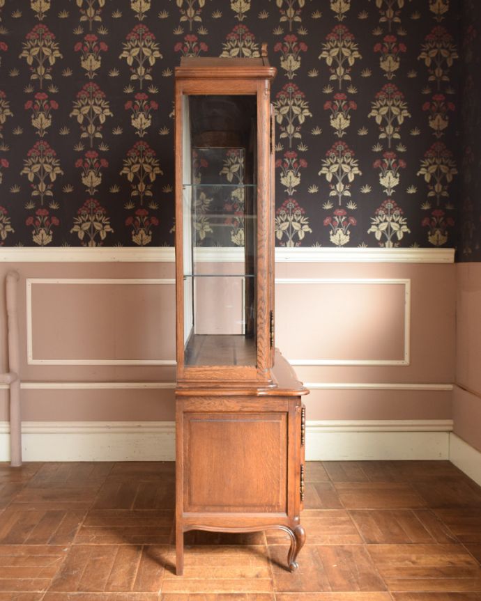 アンティークのキャビネット　アンティーク家具　フランスの豪華なアンティーク家具、大きなガラスキャビネット（食器棚）。横から見るとスッキリしています。(j-1854-f)