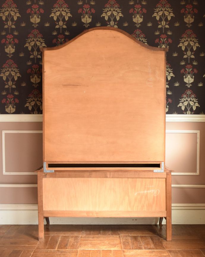 アンティークのキャビネット　アンティーク家具　フランスの豪華なアンティーク家具、大きなガラスキャビネット（食器棚）。アンティークは新品ではないので、もちろん経年変化によるキズはありますが、専門の職人が目立たないようキレイにお直しをしているので、後姿までキレイです。(j-1854-f)