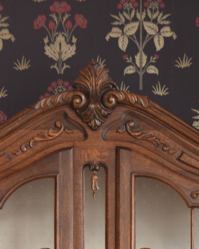 アンティークのキャビネット　アンティーク家具　フランスの豪華なアンティーク家具、大きなガラスキャビネット（食器棚）。キャビネットのトップには、ティアラのようなゴージャスな装飾が施されています。(j-1854-f)