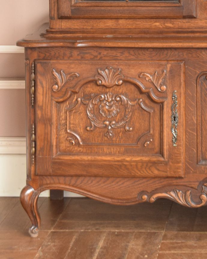 アンティークのキャビネット　アンティーク家具　フランスの豪華なアンティーク家具、大きなガラスキャビネット（食器棚）。扉の全面に丁寧な彫りが施されています。(j-1854-f)