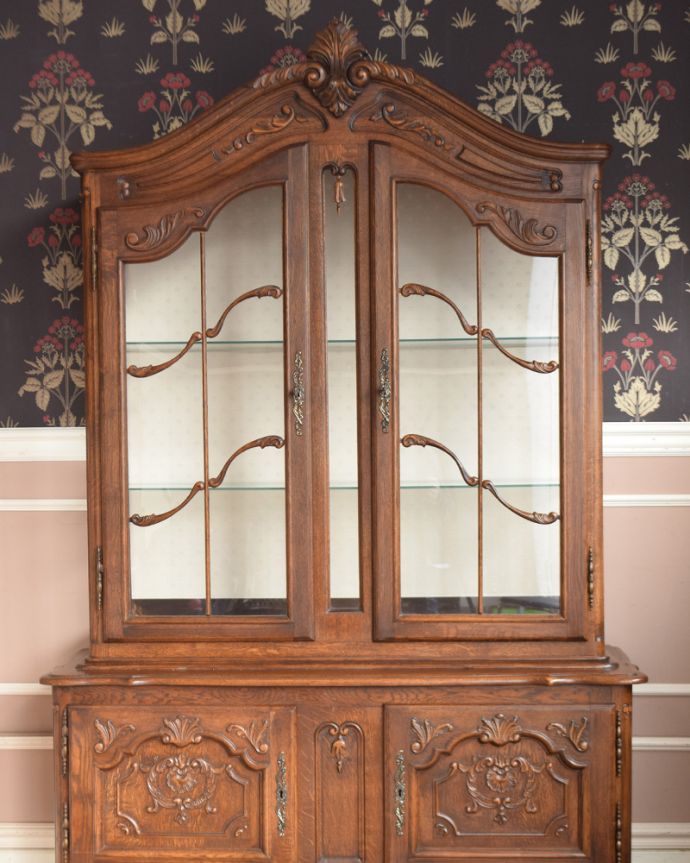 アンティークのキャビネット　アンティーク家具　フランスの豪華なアンティーク家具、大きなガラスキャビネット（食器棚）。ガラス越しに見える食器や飾り付けた小物たちが活き活きとして見える魅惑のフレンチキャビネット。(j-1854-f)
