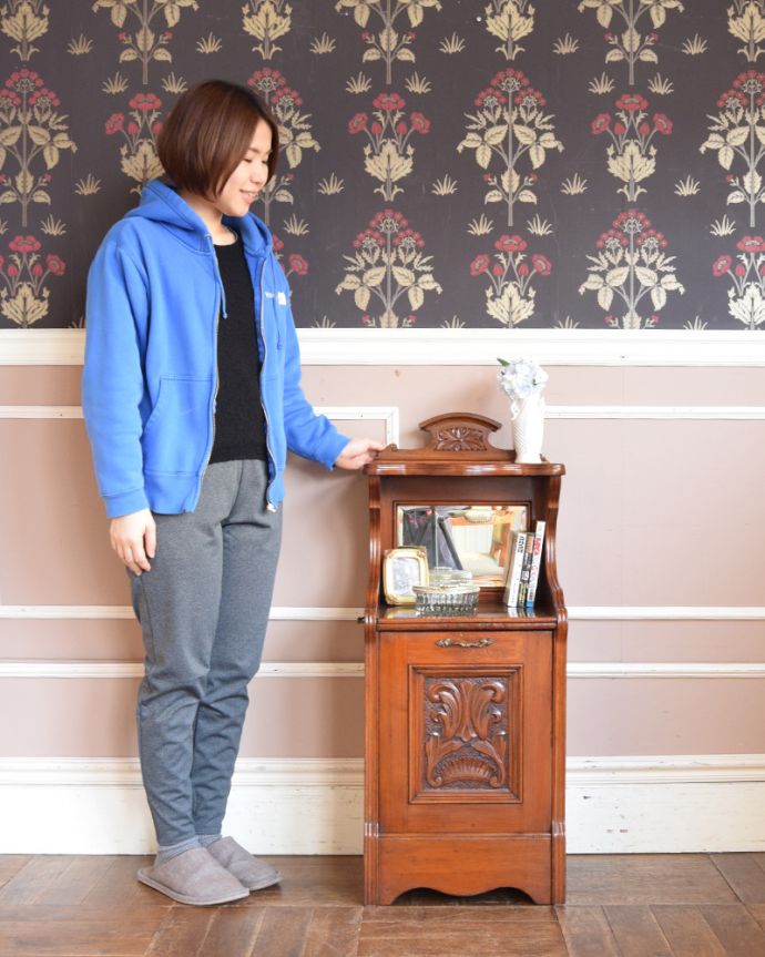 アンティークのキャビネット アンティーク家具 アンティークのキレイな英国家具、マホガニー材のコールボックス。インテリアとしても絵になる華やかさデザインも美しいので玄関に置いてもステキ。(j-1858-f)