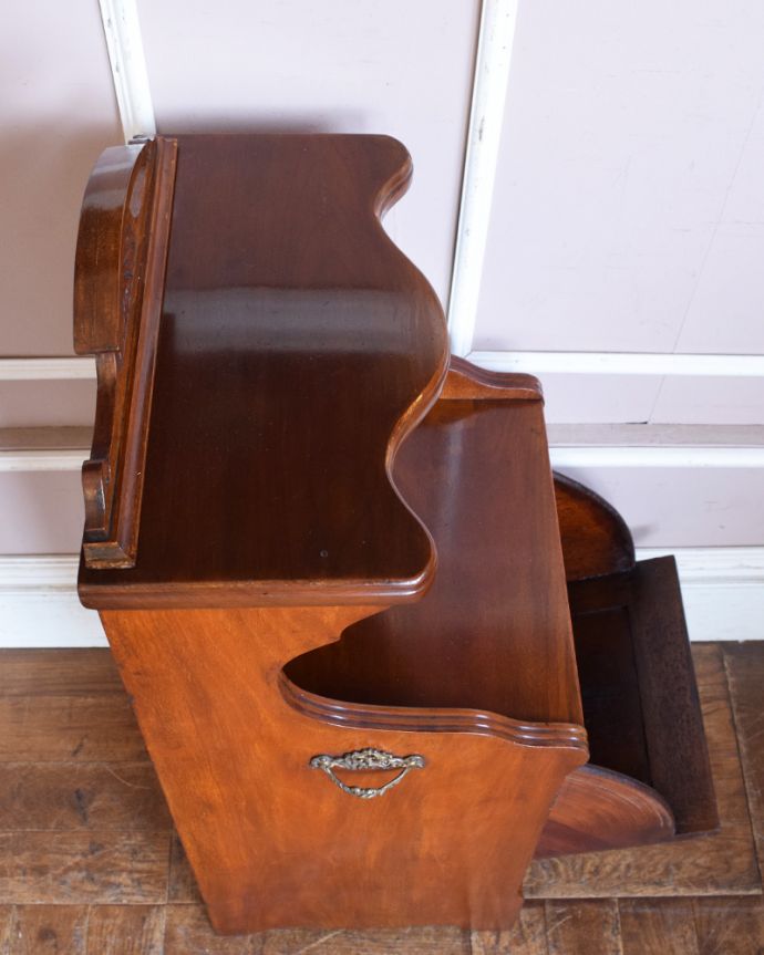 アンティークのキャビネット アンティーク家具 アンティークのキレイな英国家具、マホガニー材のコールボックス。何を飾ろうかな…上から見ると、天板はこんな感じです。(j-1858-f)