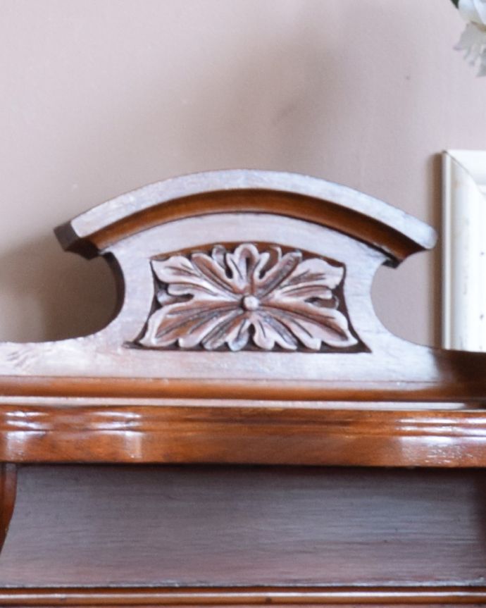 アンティークのキャビネット アンティーク家具 アンティークのキレイな英国家具、マホガニー材のコールボックス。惚れ惚れしちゃう美しさこんなに堅い無垢材に一体どうやって彫ったんだろう?と不思議になるくらい細かい彫にうっとりです。(j-1858-f)