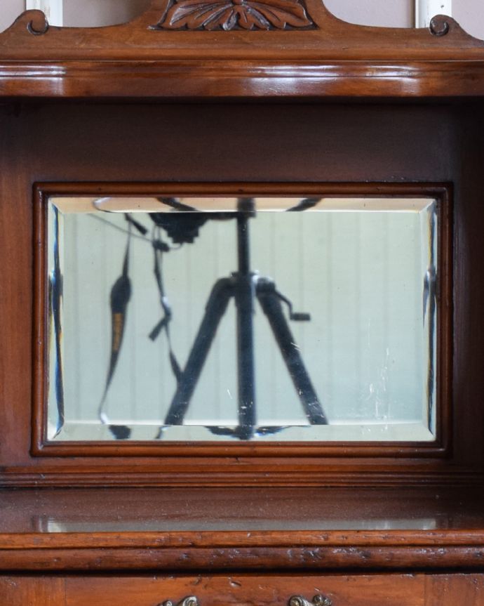 アンティークのキャビネット アンティーク家具 アンティークのキレイな英国家具、マホガニー材のコールボックス。キラッと輝くアンティークのミラーアンティークの鏡はとても分厚いのでカッティングがキレイな所も自慢です。(j-1858-f)