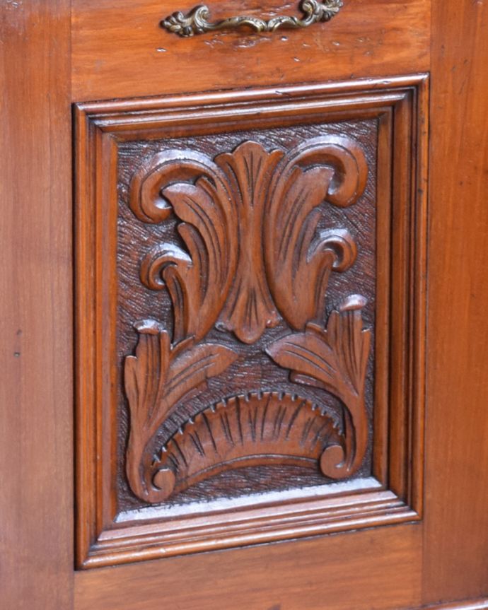 アンティークのキャビネット アンティーク家具 アンティークのキレイな英国家具、マホガニー材のコールボックス。いろんな場所にこだわり彫のデザインもいろいろです。(j-1858-f)
