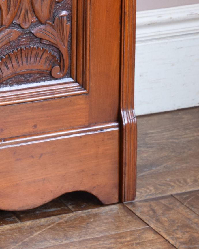 アンティークのキャビネット アンティーク家具 アンティークのキレイな英国家具、マホガニー材のコールボックス。女性1人でもラクに運べちゃうヒミツHandleのアンティークは、脚の裏にフェルトキーパーをお付けしているので、床を滑らせれば女性でも移動がカンタンに出来ます!。(j-1858-f)