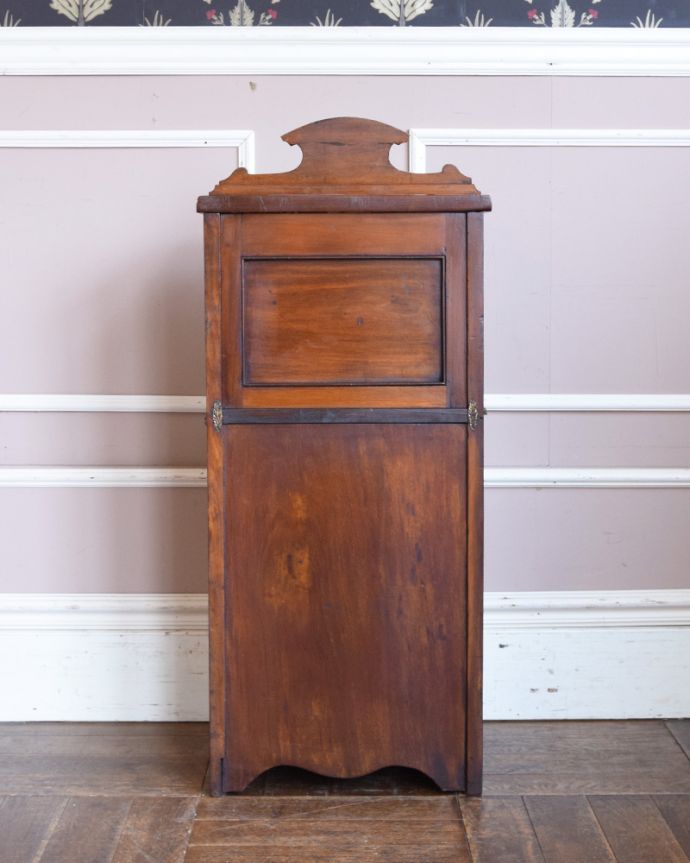 アンティークのキャビネット アンティーク家具 アンティークのキレイな英国家具、マホガニー材のコールボックス。後ろ姿にも注目!アンティークは新品ではないので、経年変化によるキズはありますが、専門の職人がキレイにお直しをしているので、後ろ姿もキレイです。(j-1858-f)