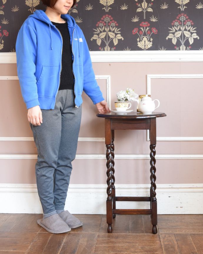 アンティークのテーブル アンティーク家具 アンティークの英国家具、ツイスト脚がキレイな小さなオケージョナルテーブル。パソコンやお茶をするテーブルにピッタリ!お部屋の片隅に置いてあるだけでオシャレな空気になります。(j-1859-f)