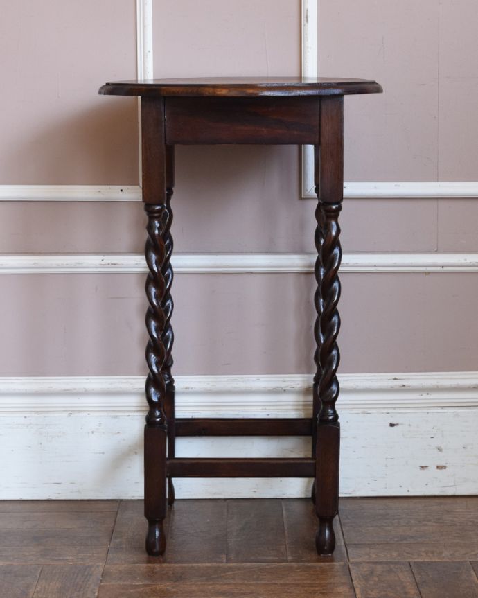 アンティークのテーブル アンティーク家具 アンティークの英国家具、ツイスト脚がキレイな小さなオケージョナルテーブル。横から見ると奥行きがスッキリしているのが分かります。(j-1859-f)