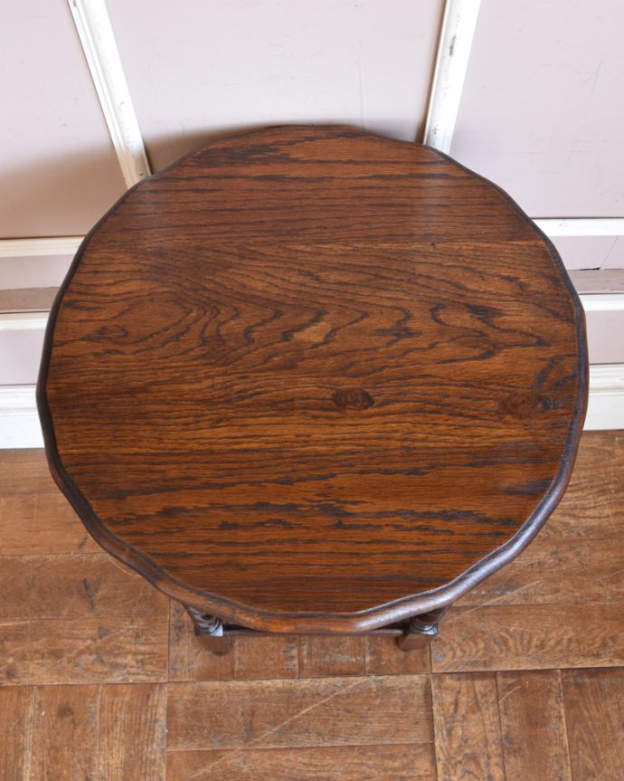 アンティークのテーブル アンティーク家具 アンティークの英国家具、ツイスト脚がキレイな小さなオケージョナルテーブル。上から見ると、天板はこんな感じ。(j-1859-f)