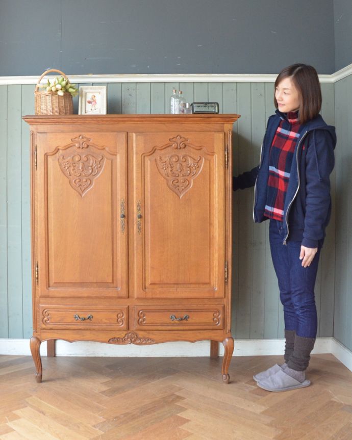 アンティークのキャビネット アンティーク家具 南フランスの彫が優雅なアンティーク家具、引き出し付きのキャビネット。華のあるキャビネット。(j-1864-f)