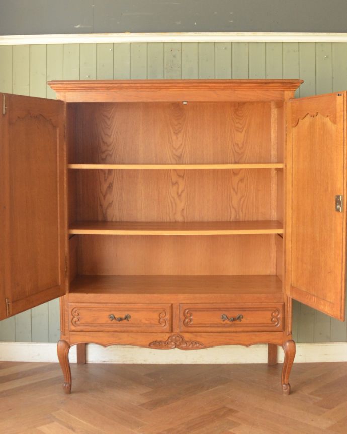 アンティークのキャビネット アンティーク家具 南フランスの彫が優雅なアンティーク家具、引き出し付きのキャビネット。棚板があるので整理しやすいです。(j-1864-f)