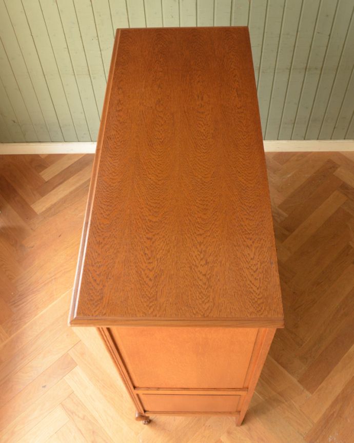 アンティークのキャビネット アンティーク家具 南フランスの彫が優雅なアンティーク家具、引き出し付きのキャビネット。天板の塗装もキレイに仕上げました。(j-1864-f)