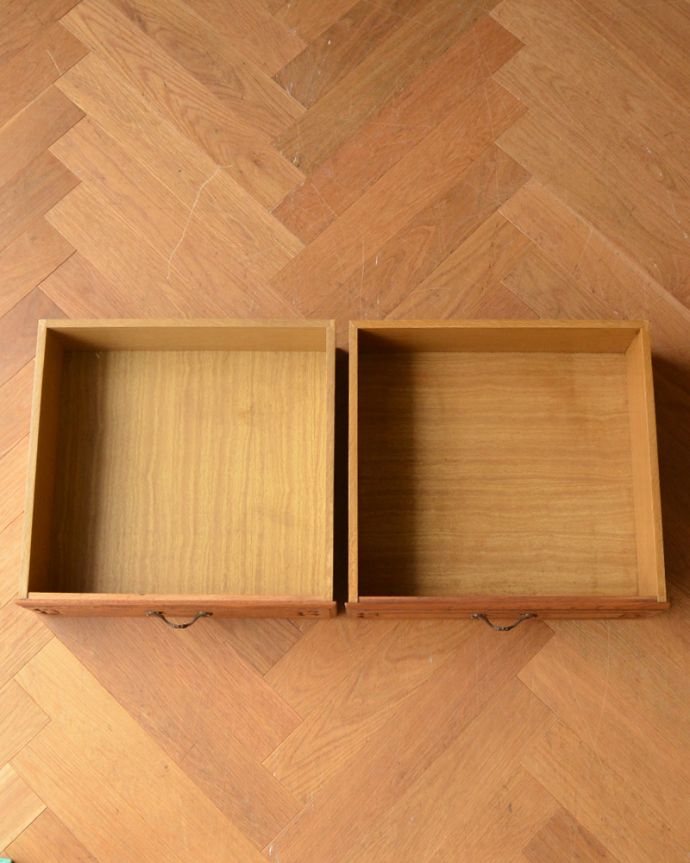 アンティークのキャビネット アンティーク家具 南フランスの彫が優雅なアンティーク家具、引き出し付きのキャビネット。細かいものを整理できる引き出し。(j-1864-f)