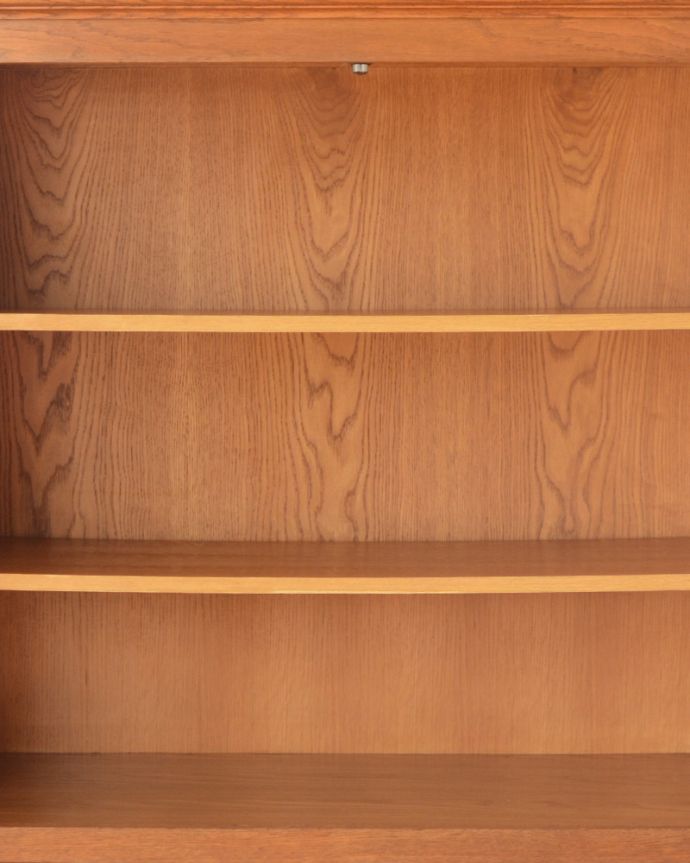 アンティークのキャビネット アンティーク家具 南フランスの彫が優雅なアンティーク家具、引き出し付きのキャビネット。棚板は可動です。(j-1864-f)