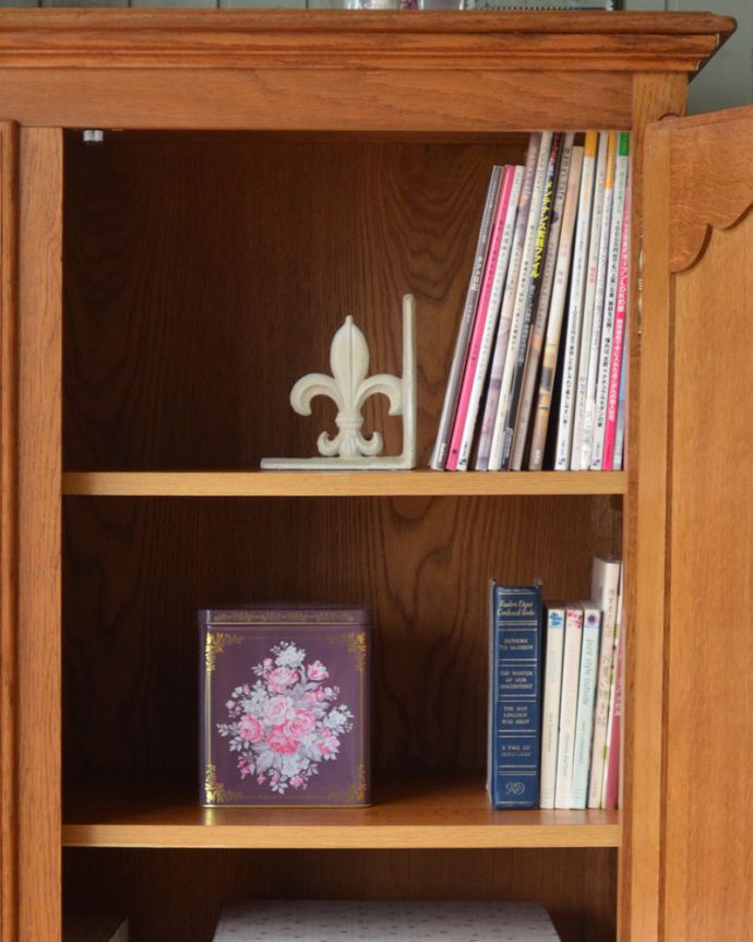 アンティークのキャビネット アンティーク家具 南フランスの彫が優雅なアンティーク家具、引き出し付きのキャビネット。扉内も綺麗な状態です。(j-1864-f)