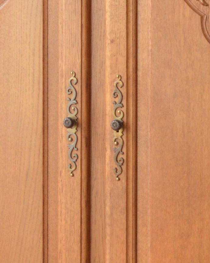 アンティークのキャビネット アンティーク家具 南フランスの彫が優雅なアンティーク家具、引き出し付きのキャビネット。凝った繊細な装飾が、フランスらしいです。(j-1864-f)