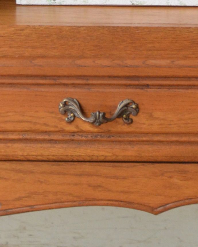 アンティークのキャビネット アンティーク家具 南フランスの彫が優雅なアンティーク家具、引き出し付きのキャビネット。優雅な曲線の取っ手。(j-1864-f)