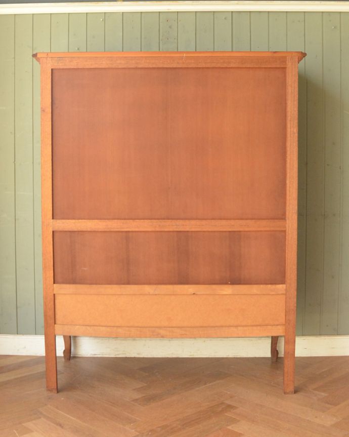 アンティークのキャビネット アンティーク家具 南フランスの彫が優雅なアンティーク家具、引き出し付きのキャビネット。アンティークは新品ではないので、もちろん経年変化によるキズはありますが、専門の職人が目立たないようキレイにお直しをしているので、後姿までキレイです。(j-1864-f)