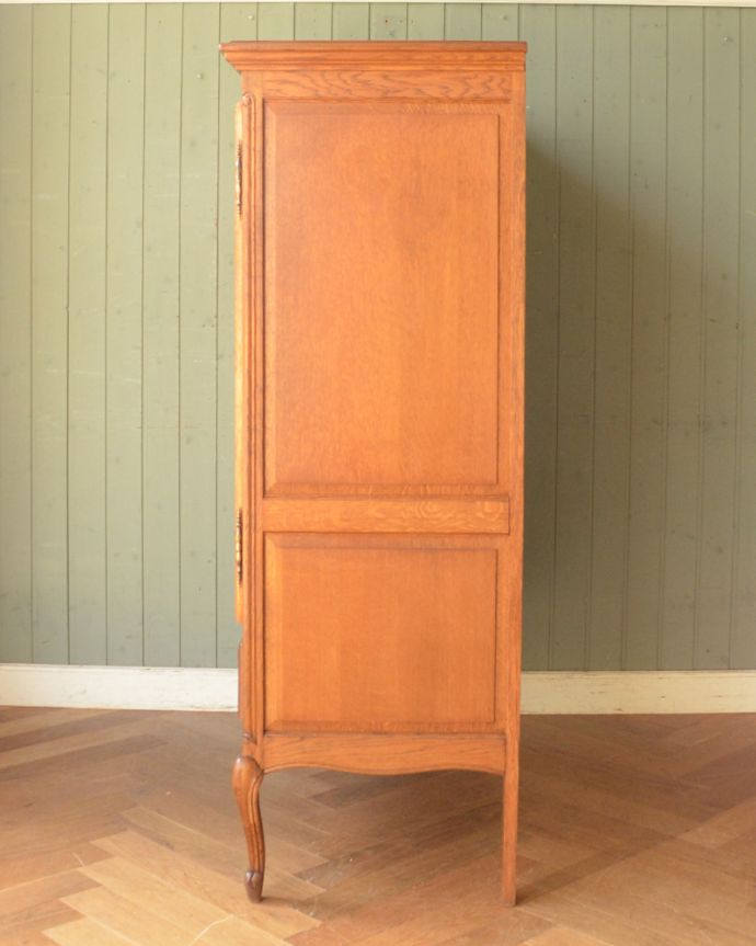 アンティークのキャビネット アンティーク家具 南フランスの彫が優雅なアンティーク家具、引き出し付きのキャビネット。横から見るとこんな感じ。(j-1864-f)