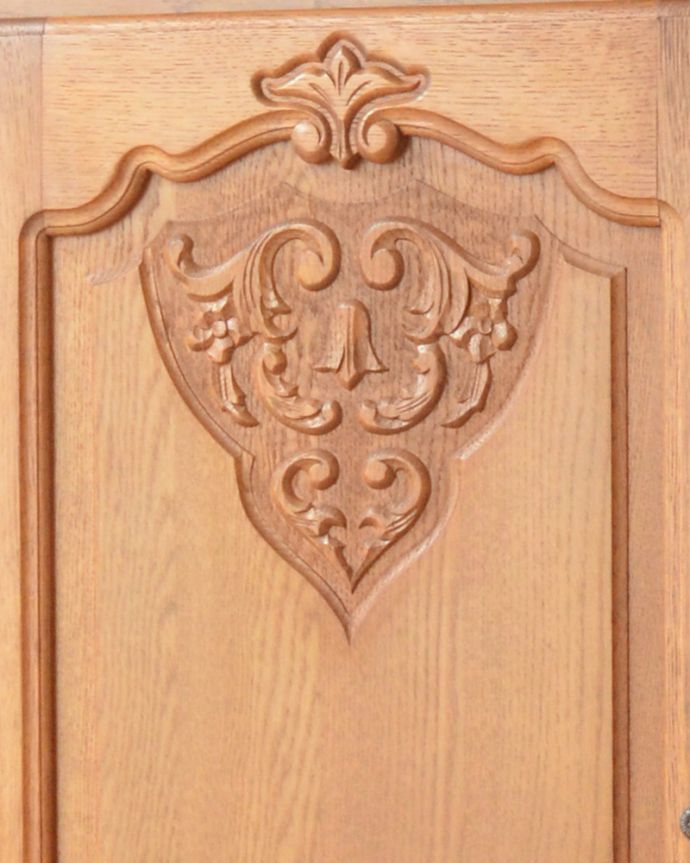 アンティークのキャビネット アンティーク家具 南フランスの彫が優雅なアンティーク家具、引き出し付きのキャビネット。植物があしらわれた装飾にはどこか和の美しさを感じます。(j-1864-f)