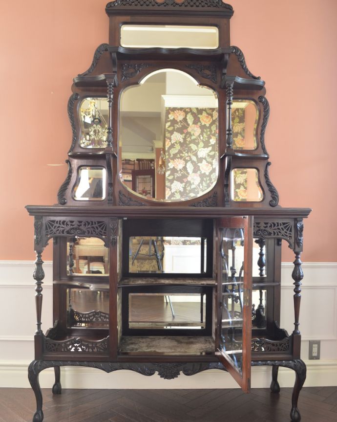 アンティークのキャビネット アンティーク家具 1880年代の英国アンティーク家具、マホガニー材を使った豪華なパーラーキャビネット。もちろん収納もたっぷり見た目重視の家具ですが、高級なものを収納して楽しむための収納がたっぷり付いてます。(j-1866-f)