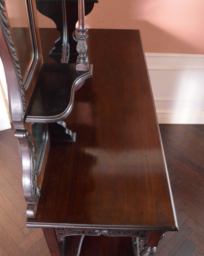 アンティークのキャビネット アンティーク家具 1880年代の英国アンティーク家具、マホガニー材を使った豪華なパーラーキャビネット。天板もキレイに仕上げました。(j-1866-f)