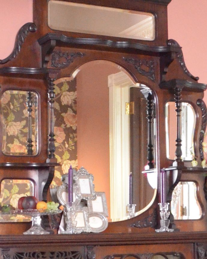 アンティークのキャビネット アンティーク家具 1880年代の英国アンティーク家具、マホガニー材を使った豪華なパーラーキャビネット。カッティングがキラキラ輝きますアンティークの大きなミラーの縁はキレイにカッティングされているので、光が入ると反射してキラキラ輝きます。(j-1866-f)