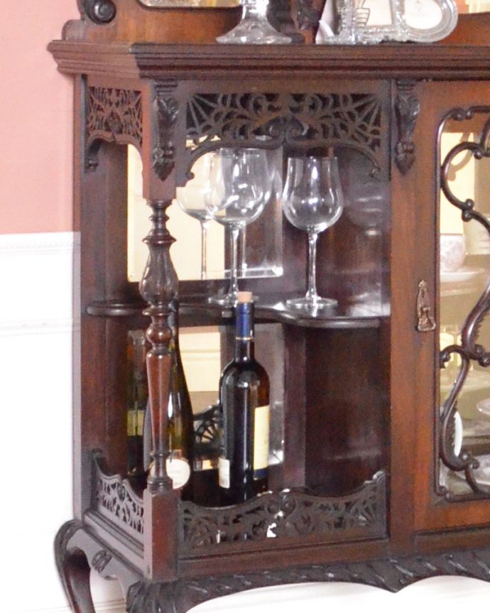 アンティークのキャビネット アンティーク家具 1880年代の英国アンティーク家具、マホガニー材を使った豪華なパーラーキャビネット。ディスプレイしながらおしゃれに収納扉収納の両脇にはデザイン性を兼ねたオープンの棚。(j-1866-f)