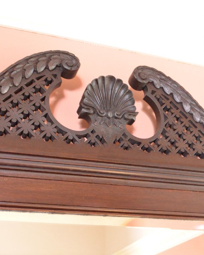 アンティークのキャビネット アンティーク家具 1880年代の英国アンティーク家具、マホガニー材を使った豪華なパーラーキャビネット。トップには透かし彫り機械の発達していない時代に、どうやってカットしたんでしょう?美しい透かし彫りです。(j-1866-f)