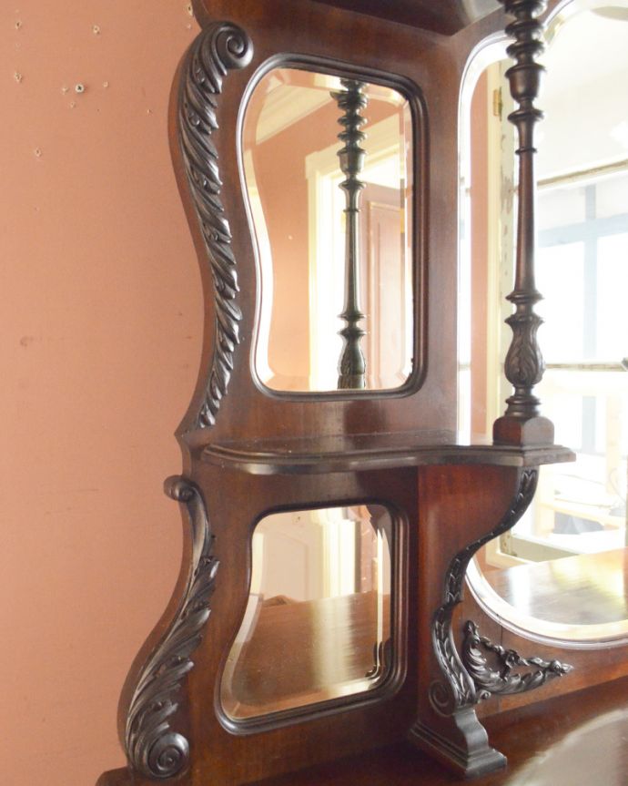 アンティークのキャビネット アンティーク家具 1880年代の英国アンティーク家具、マホガニー材を使った豪華なパーラーキャビネット。ミラー脇の支柱にもこだわって細かい部分までかなりこだわって彫が入っています。(j-1866-f)
