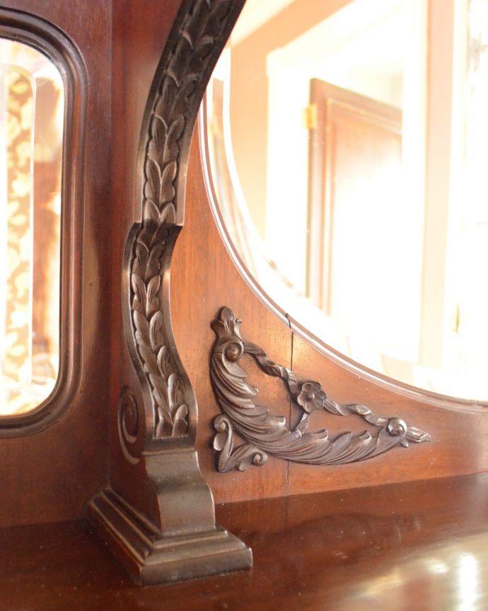 アンティークのキャビネット アンティーク家具 1880年代の英国アンティーク家具、マホガニー材を使った豪華なパーラーキャビネット。ここにも見事な彫り芸術作品のようなデザインに思わずうっとりしてしまいます。(j-1866-f)