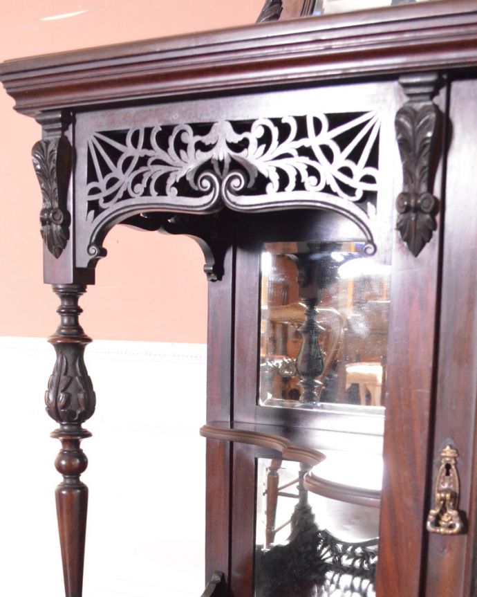 アンティークのキャビネット アンティーク家具 1880年代の英国アンティーク家具、マホガニー材を使った豪華なパーラーキャビネット。いろんな場所にこだわり彫のデザインもいろいろです。(j-1866-f)