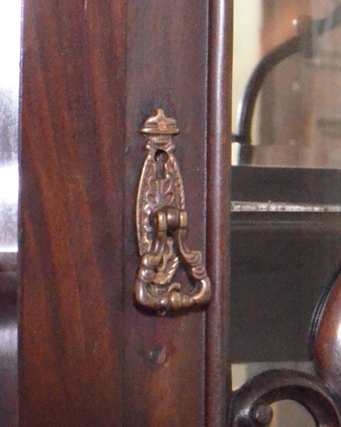 アンティークのキャビネット アンティーク家具 1880年代の英国アンティーク家具、マホガニー材を使った豪華なパーラーキャビネット。取っ手まで美しい最上級のアンティークらしく取っ手のデザインも美しいんです。(j-1866-f)