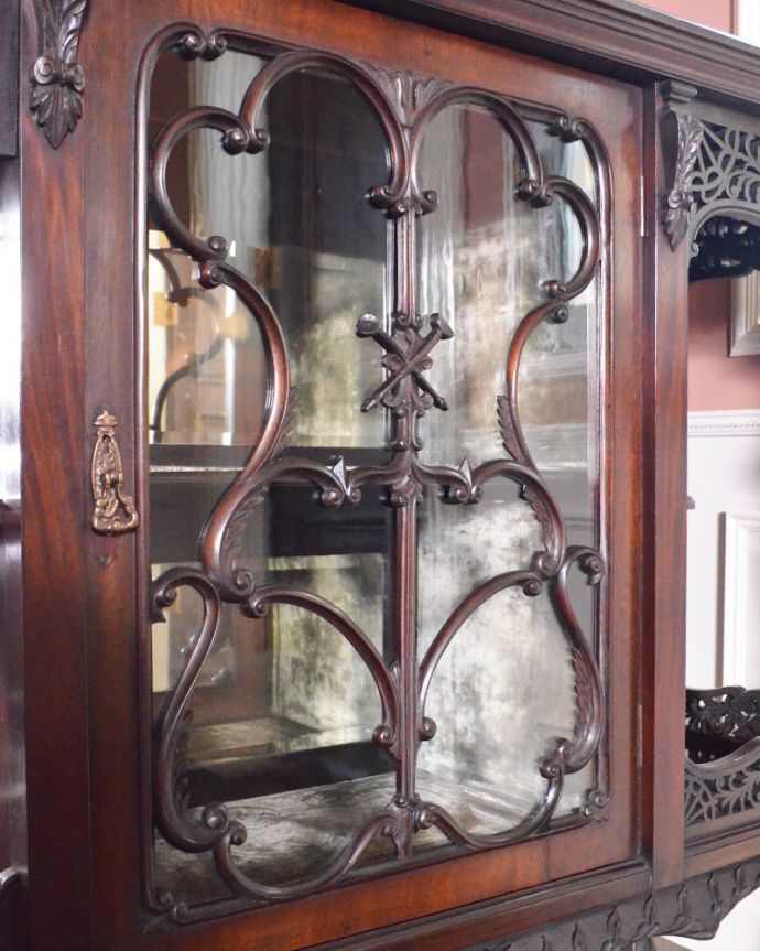 アンティークのキャビネット アンティーク家具 1880年代の英国アンティーク家具、マホガニー材を使った豪華なパーラーキャビネット。ガラス部分にまで細い木の装飾扉のガラス部分を見てみると、植物をモチーフとした上品な模様が施されています。(j-1866-f)