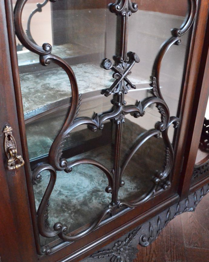 アンティークのキャビネット アンティーク家具 1880年代の英国アンティーク家具、マホガニー材を使った豪華なパーラーキャビネット。生地選びにもこだわりましたこのキャビネットに似合うように貼り地をセレクトしました。(j-1866-f)