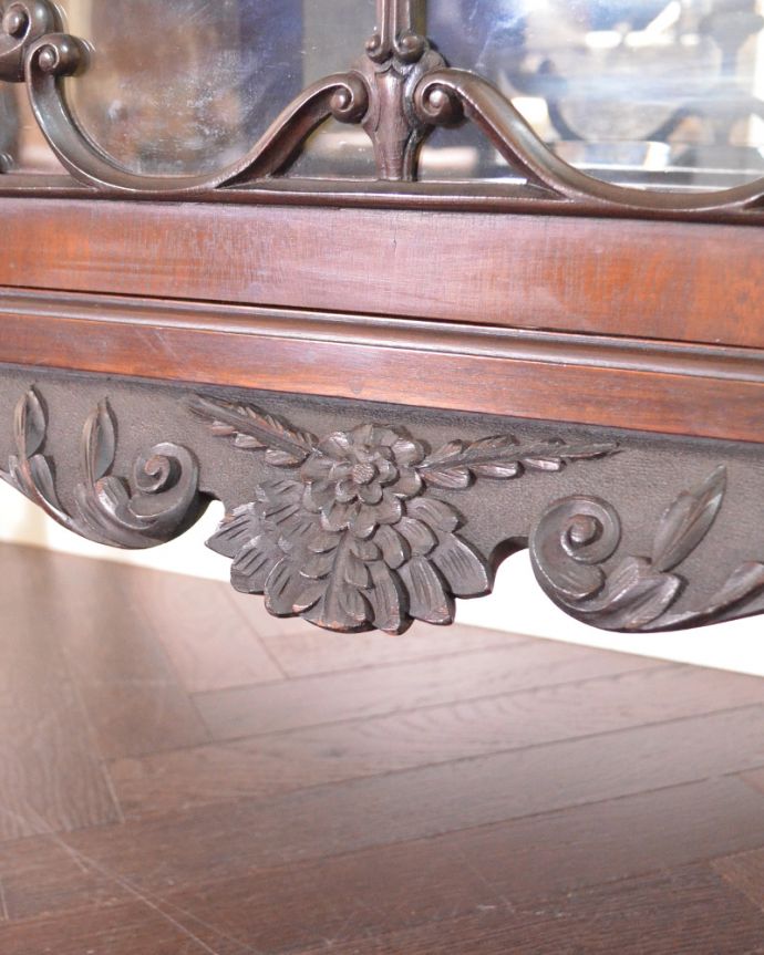 アンティークのキャビネット アンティーク家具 1880年代の英国アンティーク家具、マホガニー材を使った豪華なパーラーキャビネット。ここの彫も最上級の美しさいろんな部分の美しさが重なり合って、最上級の美しさを醸し出してくれます。(j-1866-f)