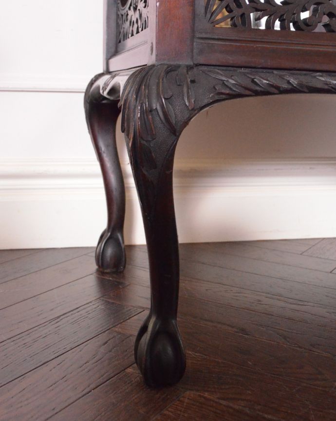 アンティークのキャビネット アンティーク家具 1880年代の英国アンティーク家具、マホガニー材を使った豪華なパーラーキャビネット。自分で移動できますHandleのアンティーク家具の脚の裏にはフェルトをお付けしていますので、床を滑らせれば女性でも移動できます。(j-1866-f)