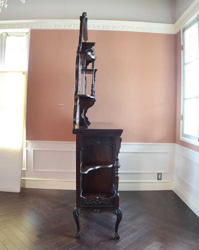 アンティークのキャビネット アンティーク家具 1880年代の英国アンティーク家具、マホガニー材を使った豪華なパーラーキャビネット。横から見ても美しい至る所に施された装飾の美しさ。(j-1866-f)
