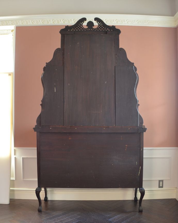 アンティークのキャビネット アンティーク家具 1880年代の英国アンティーク家具、マホガニー材を使った豪華なパーラーキャビネット。しっかり修復しました!アンティークは新品ではないので経年変化によるキズはありますが、専門の職人がしっかり修復しました。(j-1866-f)