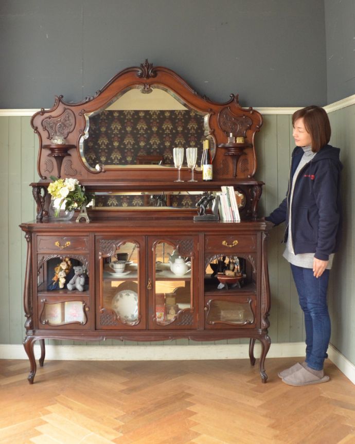 アンティークのキャビネット アンティーク家具 1880年代のゴージャスなアンティーク家具、マホガニー材を使ったパーラーキャビネット。最上級の時間をお届けしますアンティーク家具の中でも王様のパーラーキャビネット。(j-1867-f)