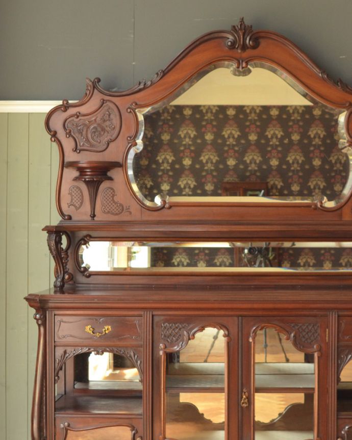 アンティークのキャビネット アンティーク家具 1880年代のゴージャスなアンティーク家具、マホガニー材を使ったパーラーキャビネット。見た人みんなを魅了するパーラーキャビネットこれこそアンティーク家具の極みとも言えるパーラーは、目で見て楽しむための家具。(j-1867-f)