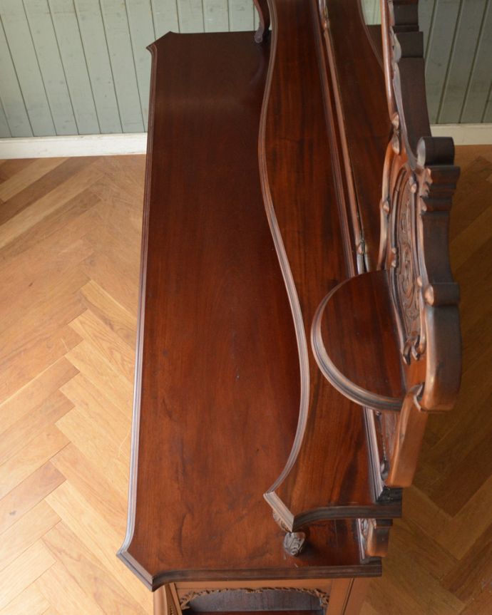 アンティークのキャビネット アンティーク家具 1880年代のゴージャスなアンティーク家具、マホガニー材を使ったパーラーキャビネット。家具を上から見てみましょう目線に入る天板の上もしっかりと修復しました。(j-1867-f)