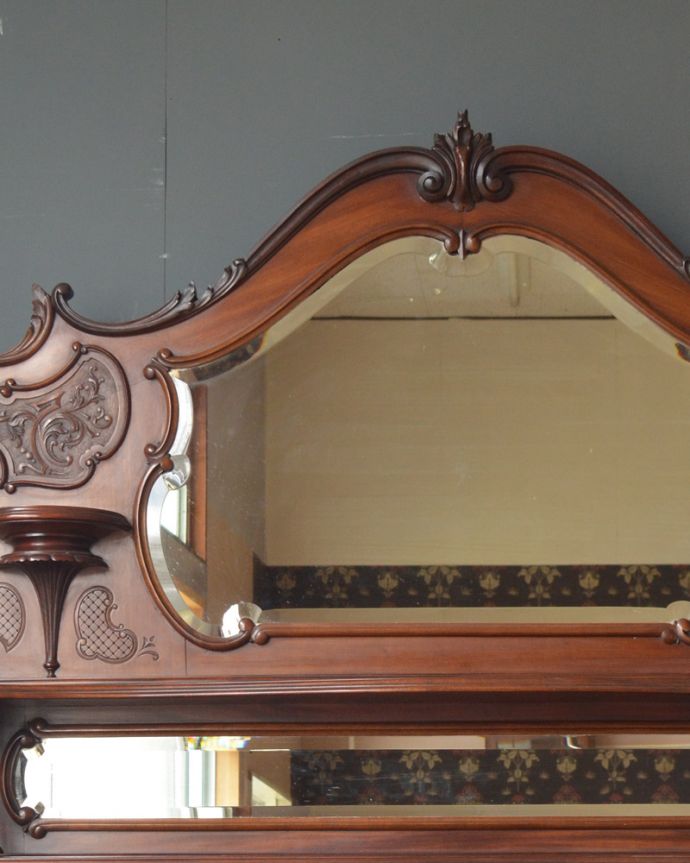 アンティークのキャビネット アンティーク家具 1880年代のゴージャスなアンティーク家具、マホガニー材を使ったパーラーキャビネット。カッティングがキラキラ輝きますアンティークの大きなミラーの縁はキレイにカッティングされているので、光が入ると反射してキラキラ輝きます。(j-1867-f)