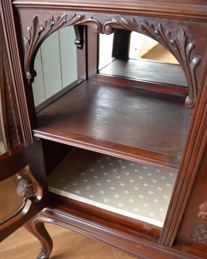 アンティークのキャビネット アンティーク家具 1880年代のゴージャスなアンティーク家具、マホガニー材を使ったパーラーキャビネット。ミラーの周りを飾る装飾細かい彫の入ったミラー周りの装飾。(j-1867-f)
