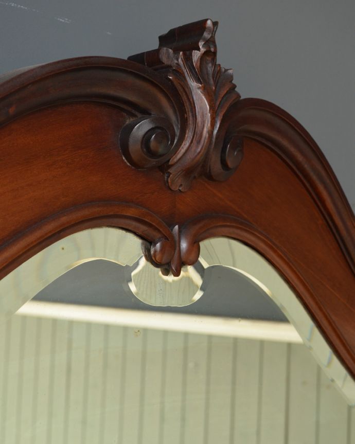 アンティークのキャビネット アンティーク家具 1880年代のゴージャスなアンティーク家具、マホガニー材を使ったパーラーキャビネット。トップには華やかな彫り機械の発達していない時代に、どうやってカットしたんでしょう?美しい透かし彫りです。(j-1867-f)