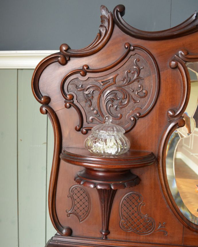 アンティークのキャビネット アンティーク家具 1880年代のゴージャスなアンティーク家具、マホガニー材を使ったパーラーキャビネット。ここにも見事な彫り芸術作品のようなデザインに思わずうっとりしてしまいます。(j-1867-f)